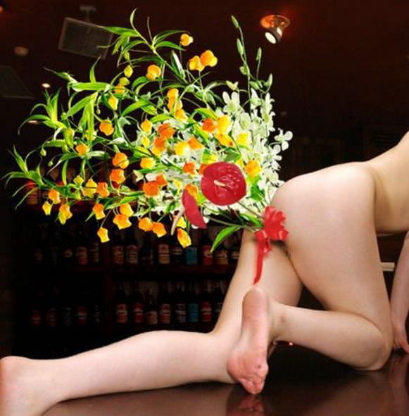 【異物挿入エロ画像】どんな層に需要があるのか…マンコで生花してる変態が意外と多いという事実www その2