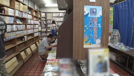 【エロGIF】欲求不満な女の子が本屋でバイトすると…露骨なパンチラで同僚を誘惑する店内中出しセックスｗｗ その1