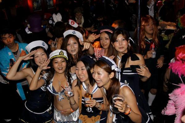 【平成最後の日】今日で終わってしまう平成…パリピなギャルたちが半裸で大はしゃぎ!今夜はクラブで騒ごうぜwww その2
