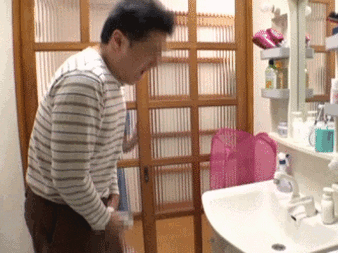 娘のパンティーでオナニーしてた継父さんバレて逆ギレ！？喉奥深くチンポぶち込むイラマチオGIF画像