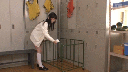 女生徒のパンチラにドキドキ…女慣れしていない男性教師をからかうドスケベ女子高生の痴女セックスGIF画像 その1