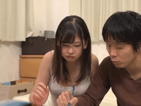 無自覚に押しつけてくるおっぱいの感触にフル勃起！！幼馴染に中出ししてしまうおっぱいプレスGIF画像