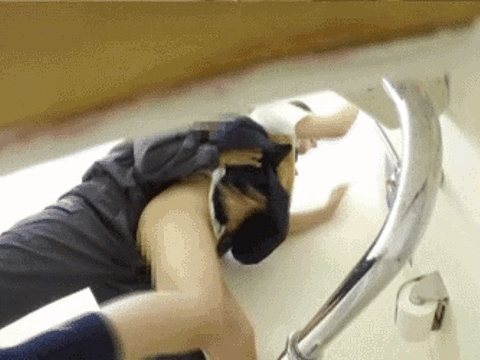 底辺高校の女子トイレで隠し撮りされた真実…DQNな生徒に犯される女子高生たちのレイプGIF画像