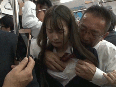 痴漢されても黙って耐えるだけの女子高生を発見…痴漢を追い払い代わりにやりまくるレイプGIF画像