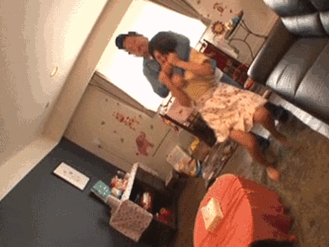 業者を装い人妻さんをレイプ…出産直後の敏感マンコからマン汁ピューピュー中出しGIF画像