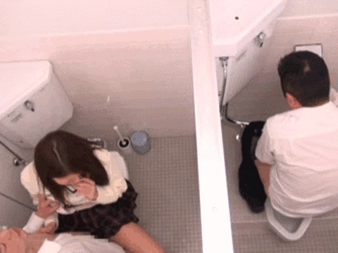 男子トイレの個室や図書室のカウンター内…同級生に隠れてエッチするリア充カップルの校内中出しセックスGIF画像