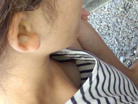 おっぱいが小さな女の子の谷間はエロさが桁違い…いろいろと見え過ぎちゃってる貧乳フェチエロ画像