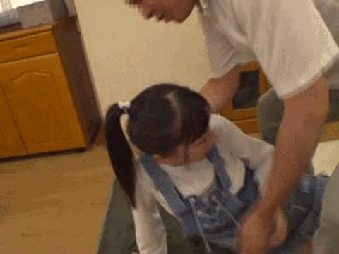 抵抗されるほど興奮する…媚薬を塗ったチンポを喉奥にぶち込むイラマチオレイプGIF画像