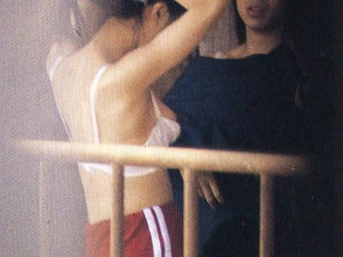 着替えてる女性たちの色気がやばい…見てるだけで何度も抜きたくなる着替えエロ画像