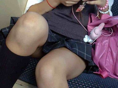 最近の女の子は下半身がだらしない…がっつりパンツ見えちゃった！？電車で遭遇したハプニングエロ画像