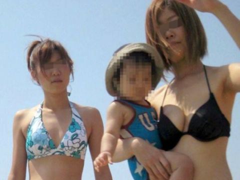 人妻の色気がやばい…ビキニで熟れたボディラインくっきり！子連れママさんの水着姿が卑猥過ぎる人妻エロ画像