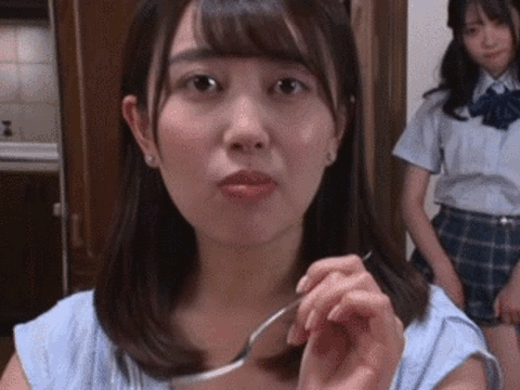 お姉ちゃんの彼氏をパンチラで誘惑する妹…スリル満点のセックスが興奮する寝取られGIF画像