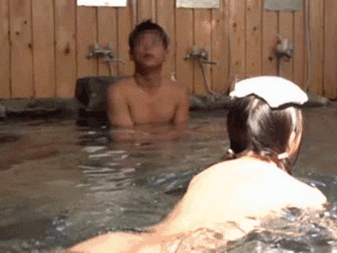 温泉で大人のおちんちんを見た女の子が欲情！？性に目覚めるハプニングエロGIF画像