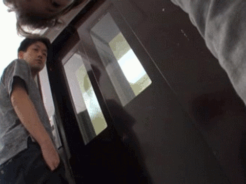 <span class="title">人妻さんの乳首がまる見え！？ノーブラで胸チラしまくる奥さんとセックスしたくなる…</span>