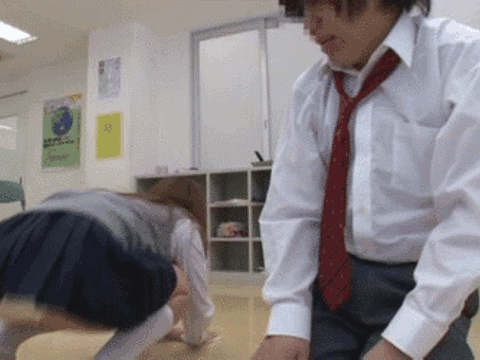 雑巾がけ中にパンチラ…フル勃起する陰キャ君に欲情する女子校生の痴女性交GIF画像