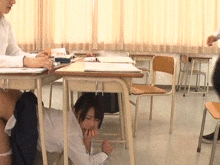 机のしたからチンポしゃぶってくる女子高生にフル勃起…同級生に隠れてエッチする中出しGIF画像