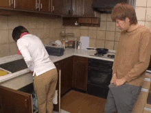 腰上パンチラしまくる無防備な人妻さんに即ズボ！？後ろから襲いかかってしまう寝取りセックスGIF画像