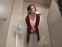 ゴミ出ししてる人妻さんの可愛い乳首が見えた！？フル勃起するお隣さんを襲いかかる中出しGIF画像