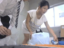 前屈みになった人妻さんの乳首がまる見え！？ゴミ捨てするノーブラ主婦に我慢できない寝取りGIF画像