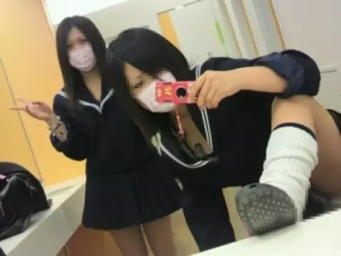 まだまだ発掘される女子高生たちの黒歴史！？バカなノリでやっちゃったおふざけエロ画像