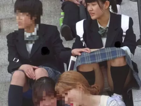 うっかり座った女の子たちのスカートの中がまる見え…無防備な下半身がエ●チなしゃがみパ○チラ画像