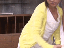 掃除中の人妻さんが乳首ポロリ！？まさかのノーブラ…気づいた男とエッチしちゃう寝取られGIF画像