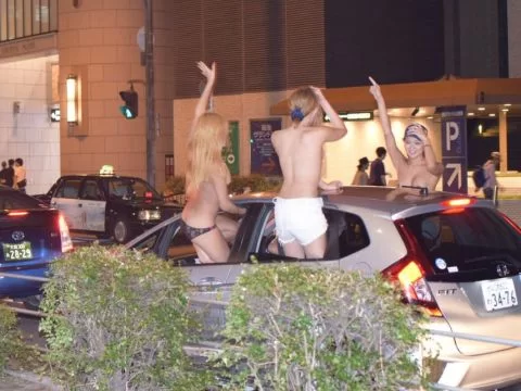 SNSで大炎上！エ□エ□なギャルたちが悪ノリして大暴走！破廉恥なおふざけエ□画像