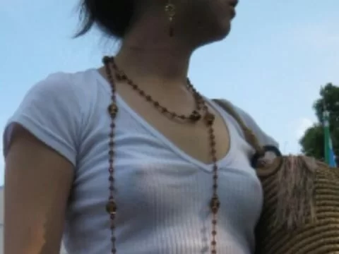 お姉さん…乳首透けてますよ！？ぷっくり膨らんだチクポチがいやらしい透け乳首エ□画像