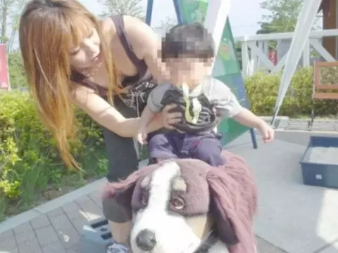 若い人妻さんが胸チラ・パ●チラしまくり…人妻の色気ハンパないエ●チなハプニング画像