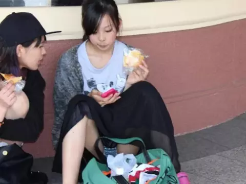 遭遇したら嬉しくなるハプニング的パ●チラ…無自覚な女の子の股間がむちゃくちゃエ□い街撮りエ□画像
