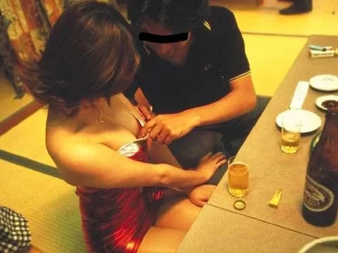 セクハラが許される宴会…泥酔して乱痴気騒ぎに発展するピンクコンパニオンエ□画像