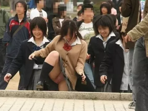 ラッキーなことに真正面から拝むことができた女の子のパ○チラ…嬉しくなるエ●チなハプニングエ□画像