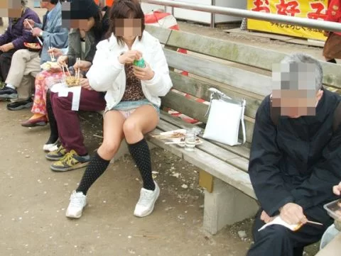 街中にはラッキーが溢れてる…女の子のパ○ティが見えた瞬間が嬉しいハプニングエ□画像